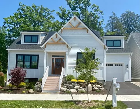27 Higgins Way, Northampton, MA 01060
