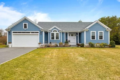 40 Bonnie Ln, Falmouth, MA 02536