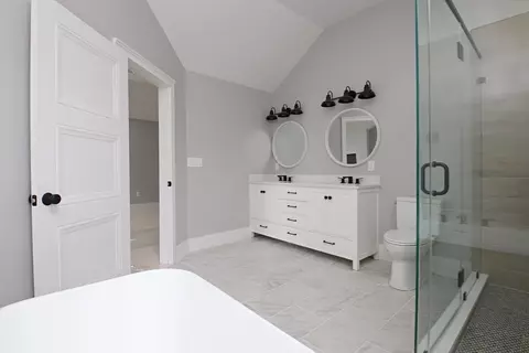 Bath - 61 Hurd Ave, Saugus, MA 01906 photo 2 of 6