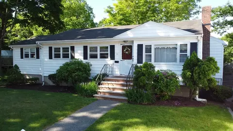 28 Charles St, Peabody, MA 01960