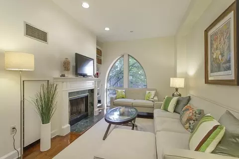 2 Clarendon St #304, Boston, MA 02116