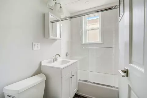 Bath - 8 Walnut St #7, Everett, MA 02149 photo 1 of 1