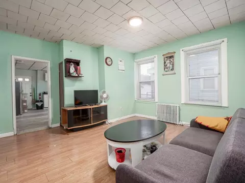Living - 71 Fox St, Worcester, MA 01604 photo 3 of 5