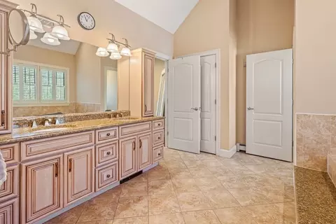 Bath - 52 Brook St, Raynham, MA 02767 photo 5 of 7