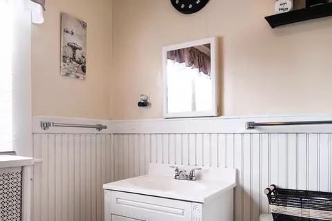 Bath - 39 Meredith St, Springfield, MA 01108 photo 2 of 4