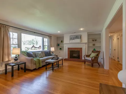Living - 33 Woolworth St, Longmeadow, MA 01106 photo 2 of 7