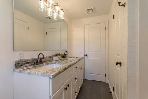 Bath - 33 Woolworth St, Longmeadow, MA 01106 photo 2 of 3