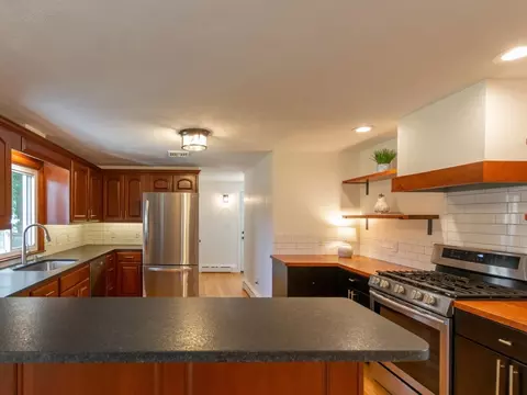 Kitchen - 33 Woolworth St, Longmeadow, MA 01106 photo 2 of 7