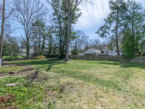 Exterior - 33 Woolworth St, Longmeadow, MA 01106 photo 10 of 12