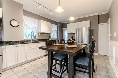 213 Reservoir Rd #1, Chestnut Hill, MA 02467
