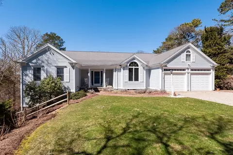 232 Griffiths Pond Rd, Brewster, MA 02631