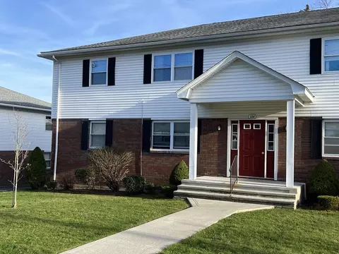 114 Colonial Cir #B, Chicopee, MA 01020