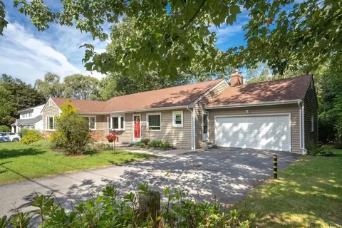 6 Hillside Ln, Chelmsford, MA 01824