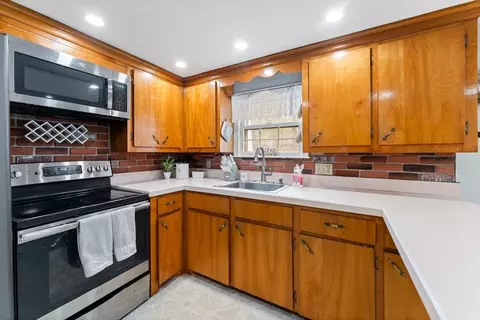 Kitchen - 99 Dudley Rd, Sutton, MA 01590 photo 3 of 4