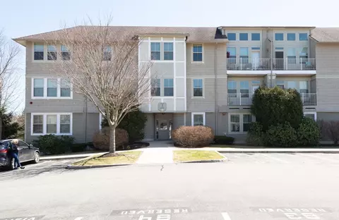 3 Harvest Dr #212, North Andover, MA 01845
