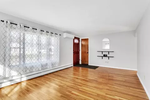 Living - 127 Drexel St, Springfield, MA 01104 photo 1 of 2