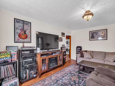 Living - 114 Baker St, Gardner, MA 01440 photo 2 of 7