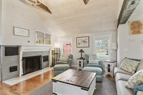 Living - 468 Central Tpke, Sutton, MA 01590 photo 2 of 3