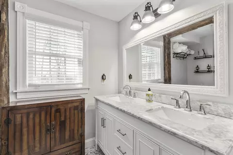 Bath - 468 Central Tpke, Sutton, MA 01590 photo 1 of 3