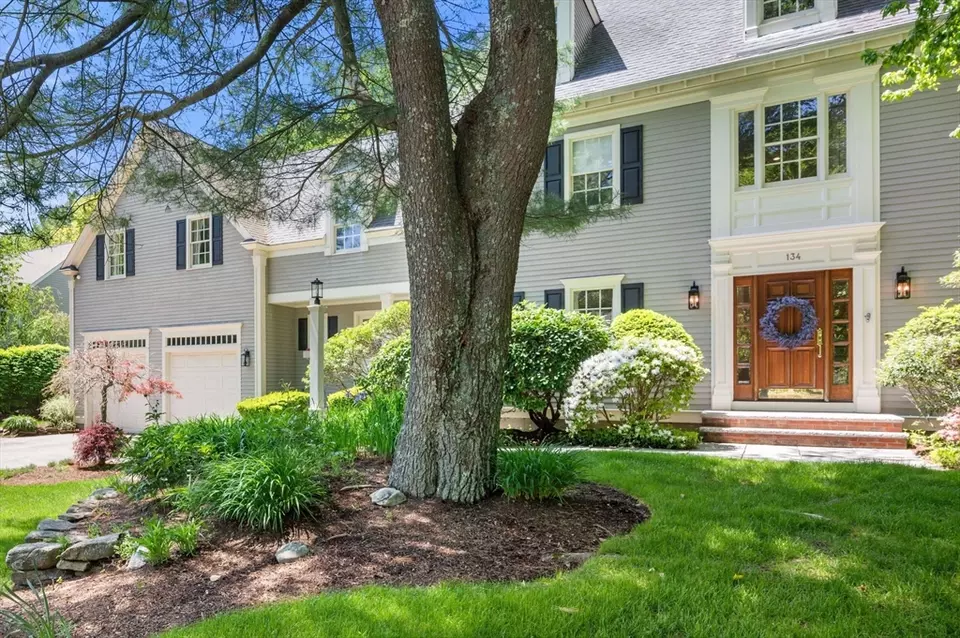 Exterior - 134 Dela Park Rd, Westwood, MA 02090 photo 2 of 6