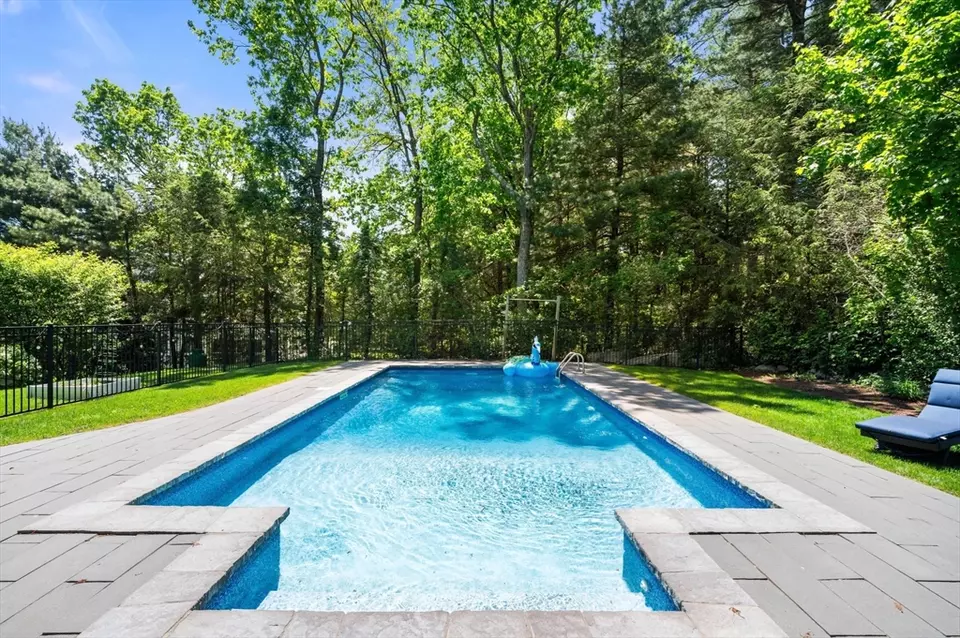 Exterior - 134 Dela Park Rd, Westwood, MA 02090 photo 4 of 6