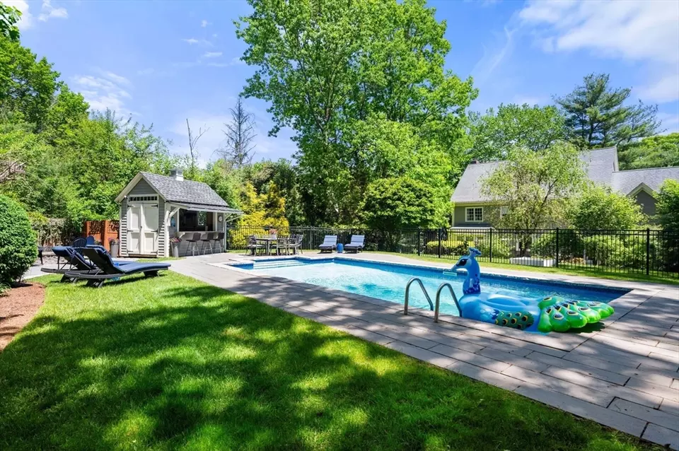 Exterior - 134 Dela Park Rd, Westwood, MA 02090 photo 5 of 6