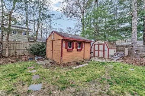 Exterior - 18 Ships Lantern Dr, Mashpee, MA 02649 photo 8 of 11