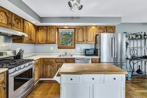 Kitchen - 18 Ships Lantern Dr, Mashpee, MA 02649 photo 2 of 4
