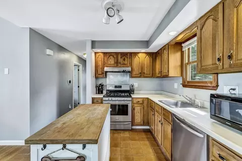 Kitchen - 18 Ships Lantern Dr, Mashpee, MA 02649 photo 3 of 4