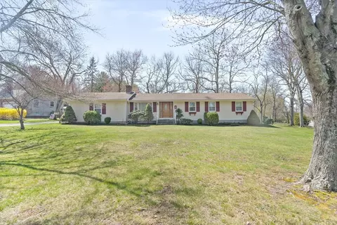 2 Jane Ln, Bristol, RI 02809