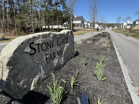 38 Stone Gate Dr, Plymouth, MA 02360