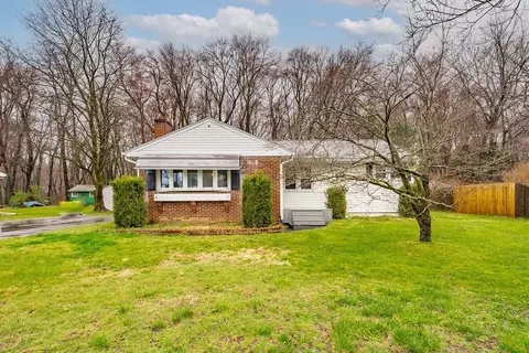 137 Florida Dr, Agawam, MA 01001