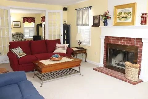 Living - 6 Adelaide Cir, Worcester, MA 01606 photo 4 of 6