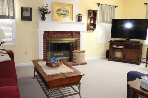 Living - 6 Adelaide Cir, Worcester, MA 01606 photo 3 of 6