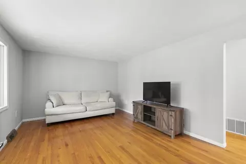 Living - 36 Emery Rd, Townsend, MA 01469 photo 2 of 5