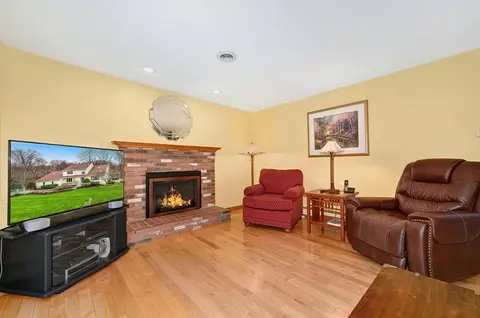 Living - 9 Berkeley Dr, Franklin, MA 02038 photo 2 of 4