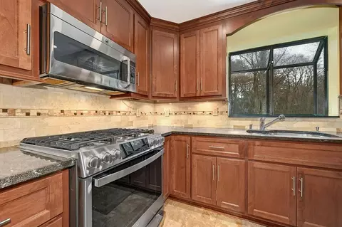 Kitchen - 9 Berkeley Dr, Franklin, MA 02038 photo 2 of 7