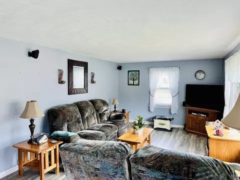 Living - 6 Elaine St, Webster, MA 01570 photo 4 of 5