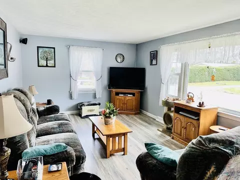 Living - 6 Elaine St, Webster, MA 01570 photo 3 of 5