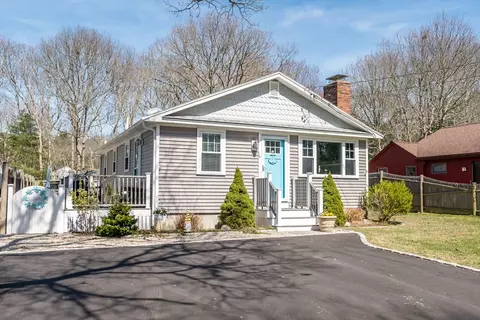 16 Harborview Dr, Falmouth, MA 02536