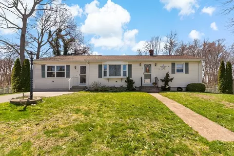 33 Fawn Rd, Somerset, MA 02726