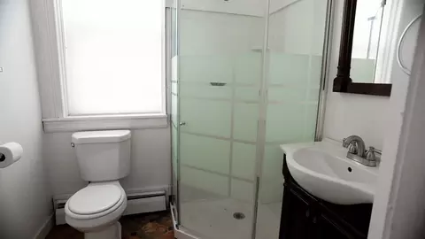 Bath - 495 Appleton St, Holyoke, MA 01040 photo 3 of 4