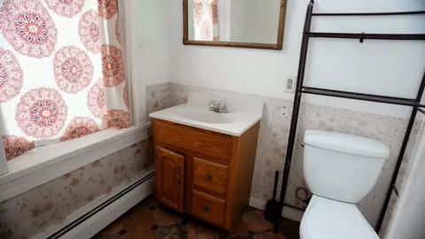 Bath - 495 Appleton St, Holyoke, MA 01040 photo 2 of 4