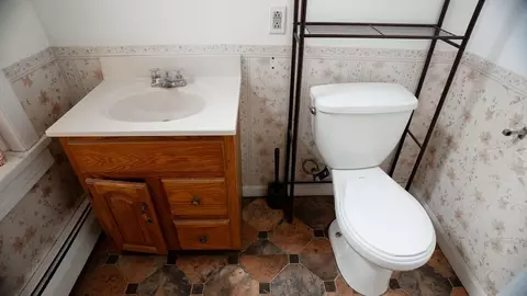 Bath - 495 Appleton St, Holyoke, MA 01040 photo 1 of 4