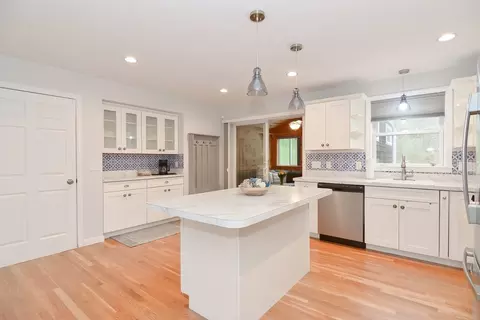 Kitchen - 8 Wilann Rd, Mashpee, MA 02649 photo 2 of 4