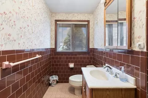 Bath - 6 Sycamore St, Danvers, MA 01923 photo 3 of 3