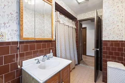 Bath - 6 Sycamore St, Danvers, MA 01923 photo 2 of 3