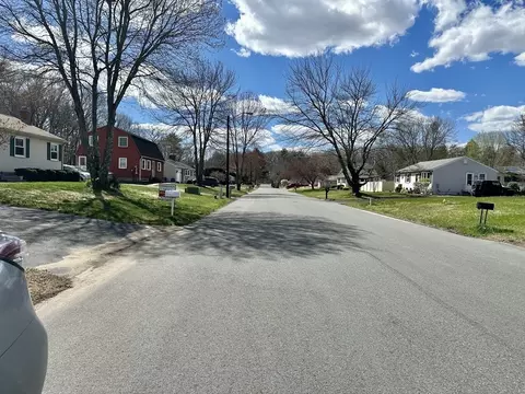 View/Area - 88 Pondview Dr, Ludlow, MA 01056 photo 2 of 3
