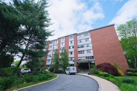 22 Chestnut Pl #201, Brookline, MA 02445
