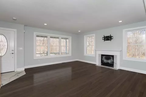 Living - 81 Fairhaven Dr, Springfield, MA 01151 photo 3 of 5